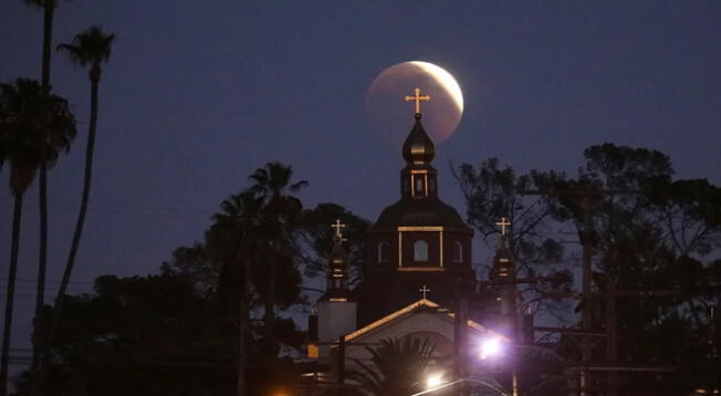 La Iglesia Ortodoxa de San Andrés se ve mientras la Luna se mueve a través de la sombra de la tierra en Los Ángeles, California