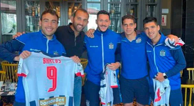 Hernán Barcos junto a los jugadores de Talleres