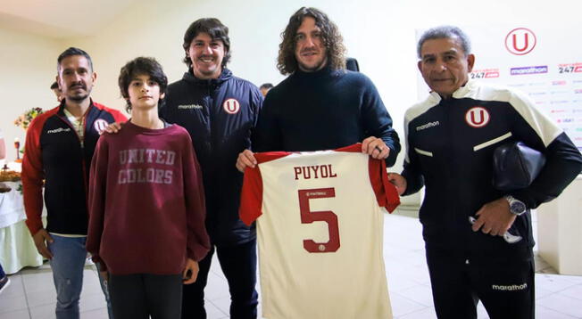 Universitario obsequió camiseta a Carles Puyol