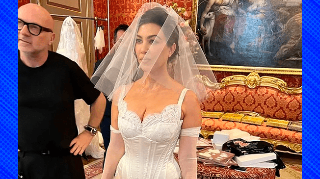 La novia optó por usar un peculiar mini vestido que fue acompañado por un largo velo.