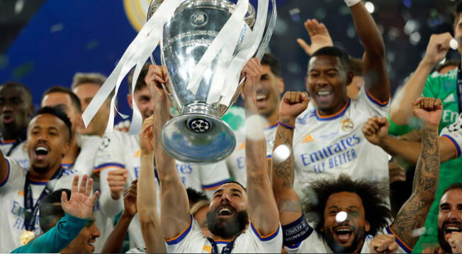 Karim Benzema alza el trofeo de campeón de la UEFA Champions League 2022