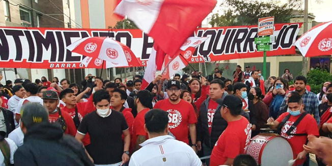 ¡Banderazo blanquirrojo! Cientos de hinchas se reúnen afuera del hotel donde concentra Perú