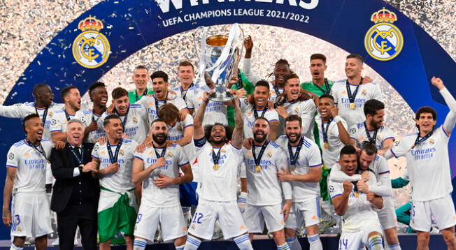 La plantilla del Real Madrid festejando el título de la Champions League