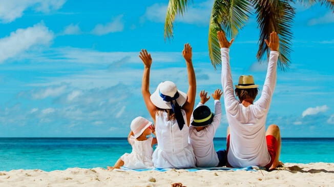 Muchas familias aprovechan las vacaciones para viajar. Muchas familias aprovechan las vacaciones para viajar.