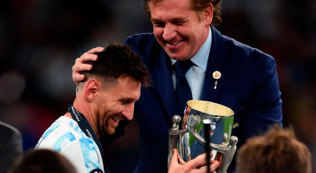 Lionel Messi recibe el trofeo de la Finalissima 2022