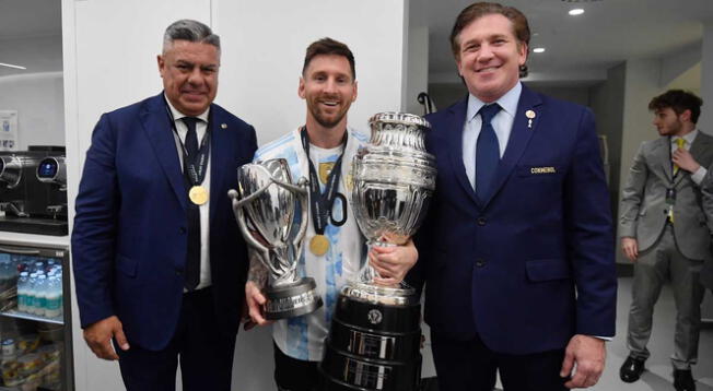 Messi junto a Alejandro Domínguez y Chiqui Tapia