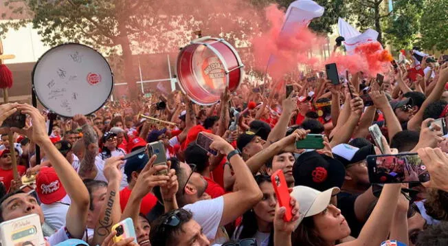 Hinchas de Perú realizaron banderazo previo al partido ante Nueva Zelanda.