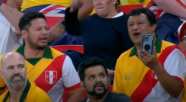 Hinchas lucen camiseta dividida entre Perú y Australia.