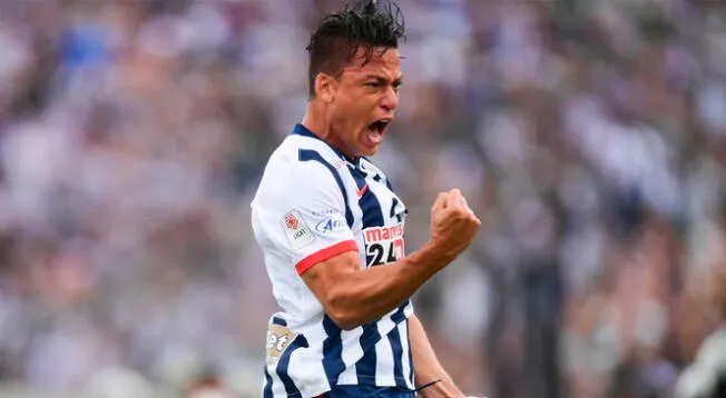 Cristian Benavente celebra con euforia su primer gol en el fútbol peruano