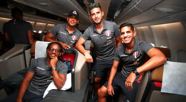 Selección Peruana dentro del avión con destino a Qatar 2022