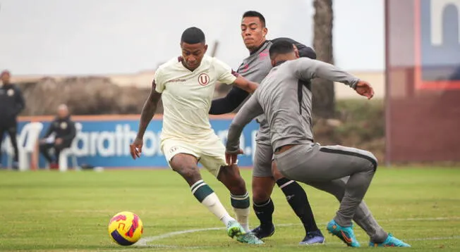 Andy Polo luchando el balón ante dos defensores de Sport Boys