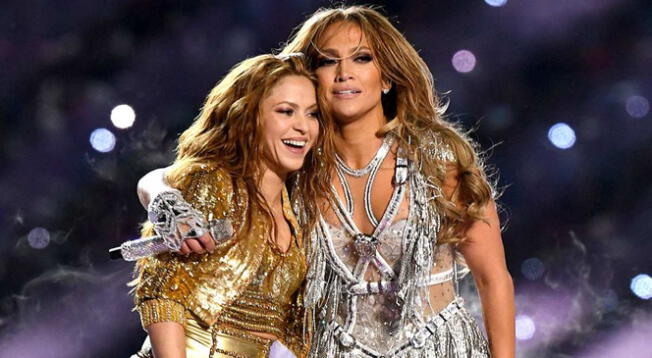 Shakira y Jennifer López en el escenario de la final de la SuperBowl.