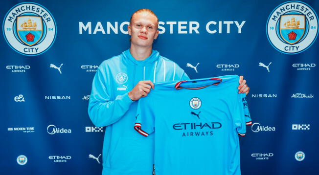 Erling Haaland posando con la camiseta del Manchester City