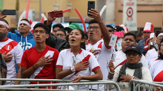 Hinchas del Callao esperando la sopresa de Perú ante Asutralia