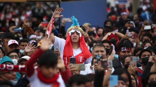 Hinchas se aferran al repechaje en Plaza Norte