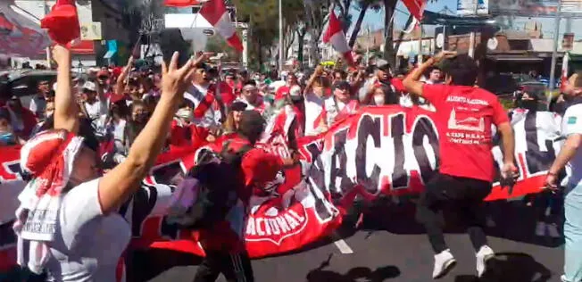 Desde la Av. Arequipa alentando a la bicolor