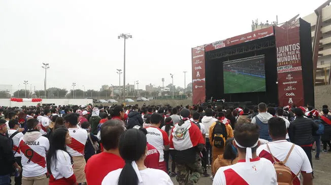 Hinchada desde la esplanada del estadio monumental