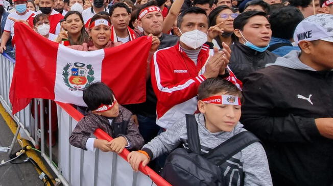 Niños y jóvenes alentando a Perú