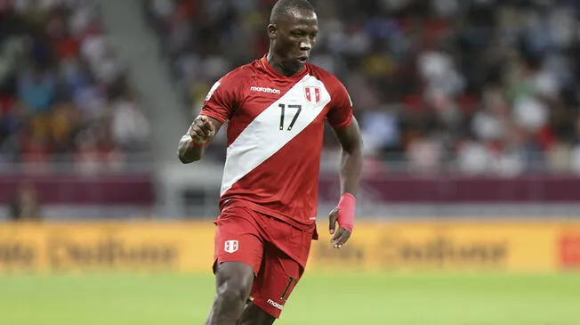 Luis Advíncula es titular indiscutible de la selección peruana. Foto: AFP