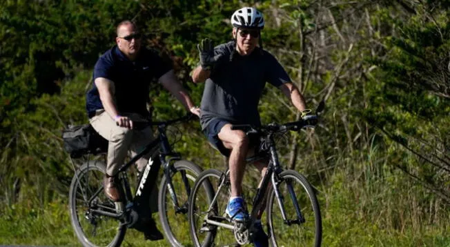 El presidente de Estados Unidos, Joe Biden, se cayó durante un paseo en bicicleta cerca de la playa.