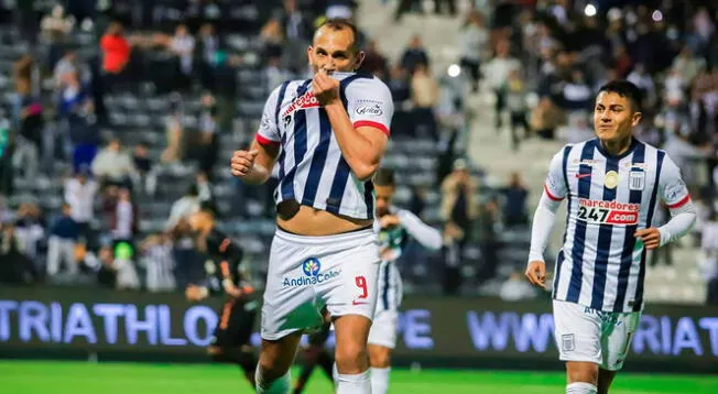 Hernán Barcos celebra su gol de penal ante Ayacucho FC.