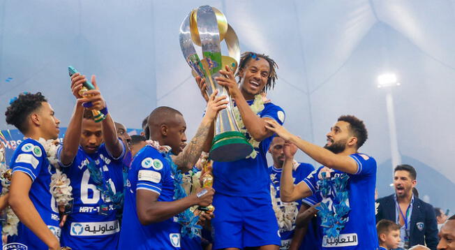 André Carrillo alzando el trofeo de campeón con Al Hilal