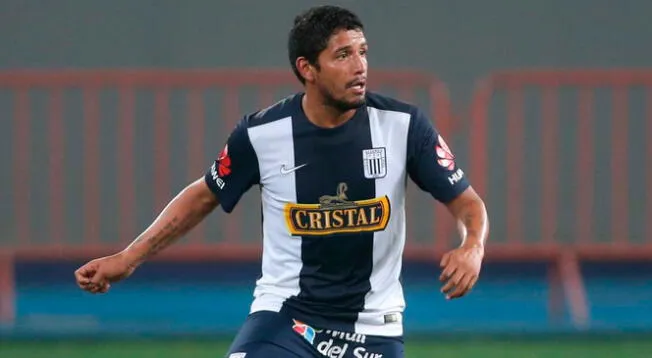 Reimond Manco deja el Santos y regresa a campeón peruano.