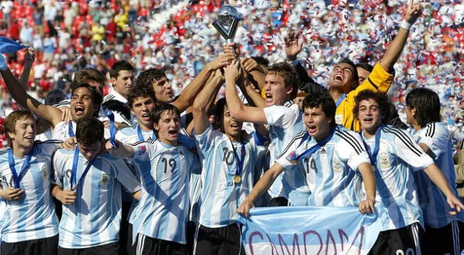 Selección de Argentina levantando la Copa Mundial sub- 20 realizado en Canadá