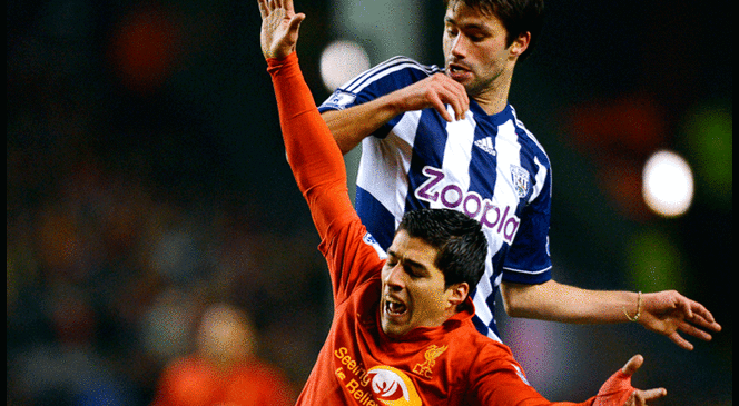 Claudio Yacob dejando tendido a Luis Suárez en un West Bromwich vs Liverpool