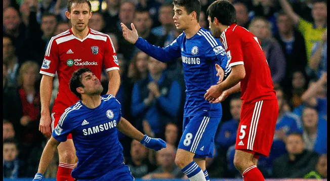 Yacob vs. Diego Costa durante un West Bromwich-Chelsea