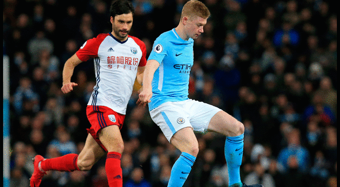 Yacob acechando a De Bruyne durante un West Bromwich-City