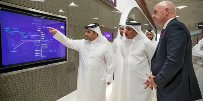 Gianni Infantino presidente de la FIFA, visitando las instalaciones de Qatar 2022
