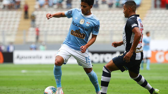 Jhilmar Lora enfrentando a Alianza Lima en la final nacional del 2021