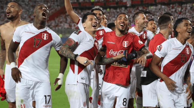 Selección Peruana celebrando su pase al Repechaje de Qatar 2022.