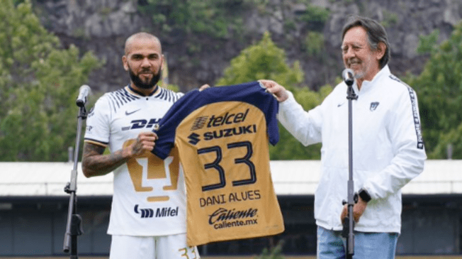 Dani Alves posando junto al presidente del club, Leopoldo Silva