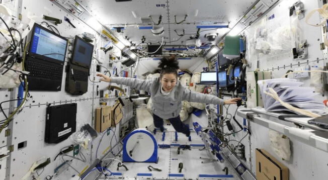 La astronauta Wang Yaping, flotando en el interior del módulo llamado Tianhe, el principal de la estación espacial china.