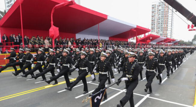 ¿Cuándo fue la última vez que hubo desfile militar con público en la av. Brasil?