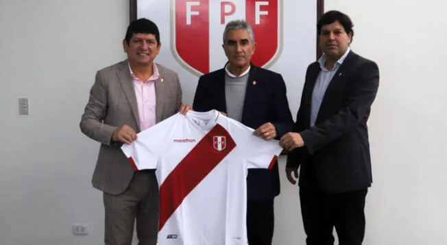 Juan Carlos Oblitas junto a Agustín Lozano y el Secretario de la FPF