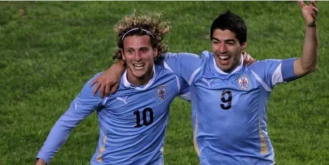 Diego Forlán y Luis Suárez compartieron en la Selección de Uruguay