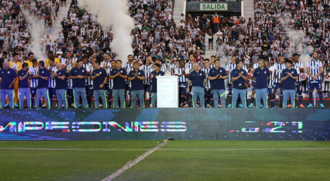 Alianza Lima presentó a su plantilla en la Noche Blanquiazul 2022