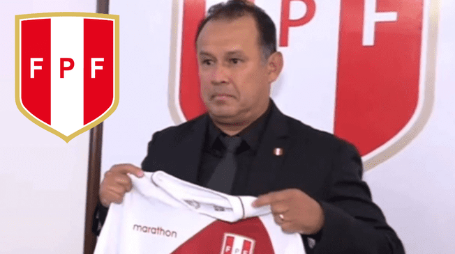Juan Reynoso posando con la camiseta tras su firma en VIDENA