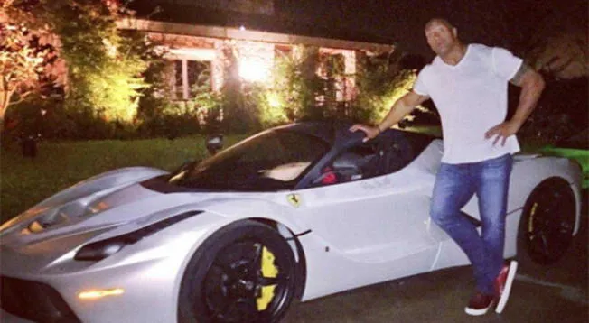 Dwayne Johnson tiene una vehículo exclusivo de la familia italiana Ferrari.