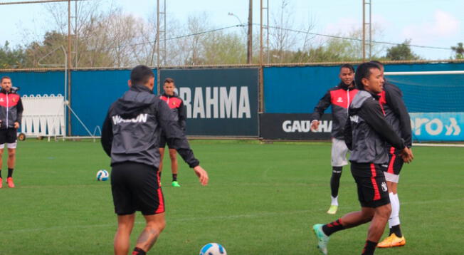 Joel Sánchez conduce el balón en entrenamiento de Melgar