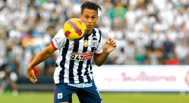 Cristian Benavente con camiseta de Alianza Lima en 2022