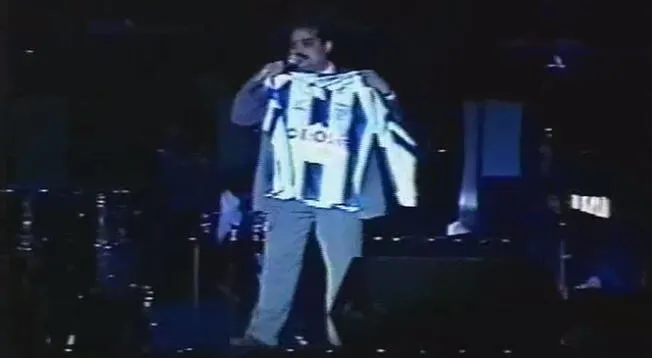 El salsero puertorriqueño Gilberto Santa Rosa con la camiseta de Alianza Lima El salsero puertorriqueño Gilberto Santa Rosa con la camiseta de Alianza Lima