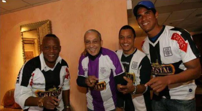 La orquesta cubana Los Van Van con la camiseta de Alianza Lima La orquesta cubana Los Van Van con la camiseta de Alianza Lima
