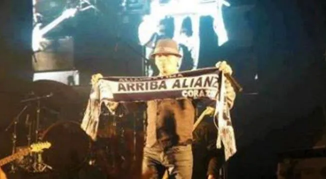 El rapero estadounidense Vico C con una chalina de Alianza Lima en un concierto en vivo El rapero estadounidense Vico C con una chalina de Alianza Lima en un concierto en vivo