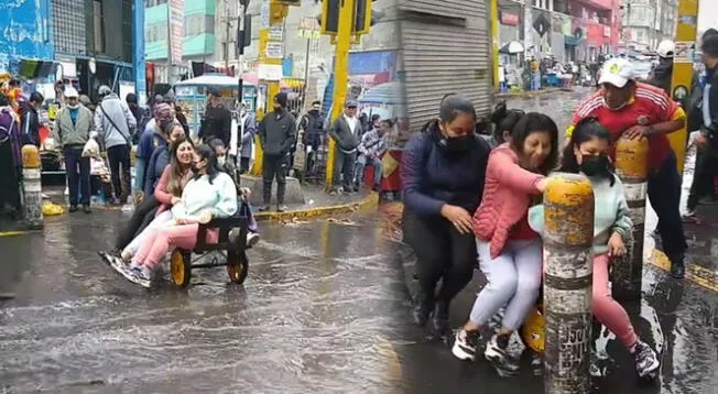 Carretilleros de Gamarra trasladan a clientes que no querían mojarse en 'inundación'