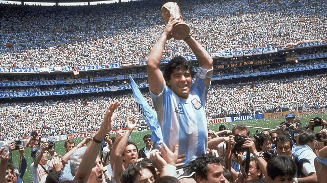 Diego Armando Maradona alzando la Copa Mundial de México 86