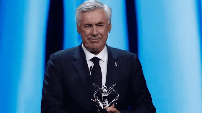 Carlo Ancelotti con el premio que le otorgó la UEFA